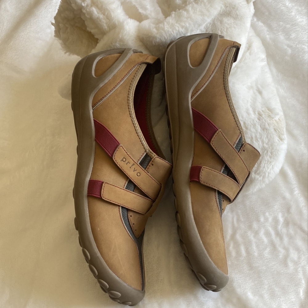 Privo Men's Athletic Tan and Red Shoes. Size 10M